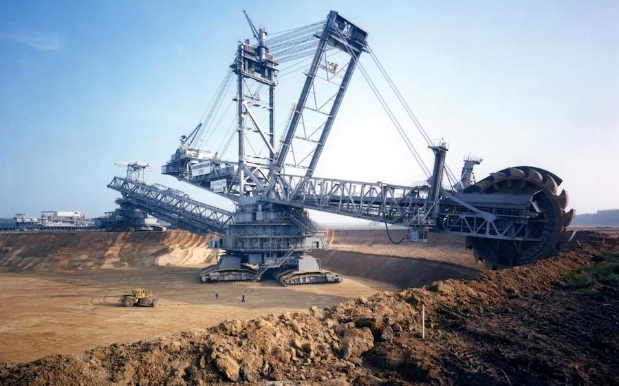 Equipamento de grande porte em uma operação de mineração