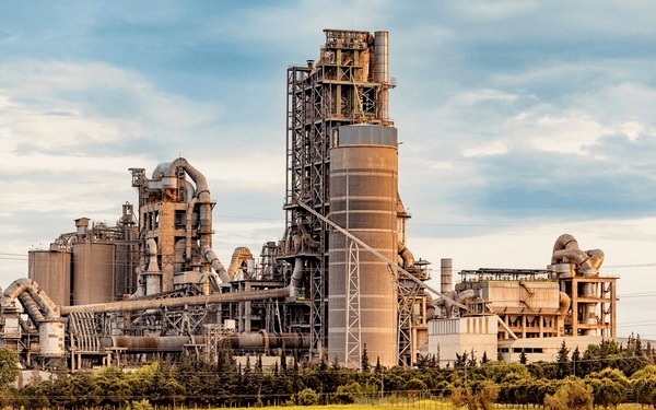 Estruturas e equipamentos de uma planta de produção de cimento