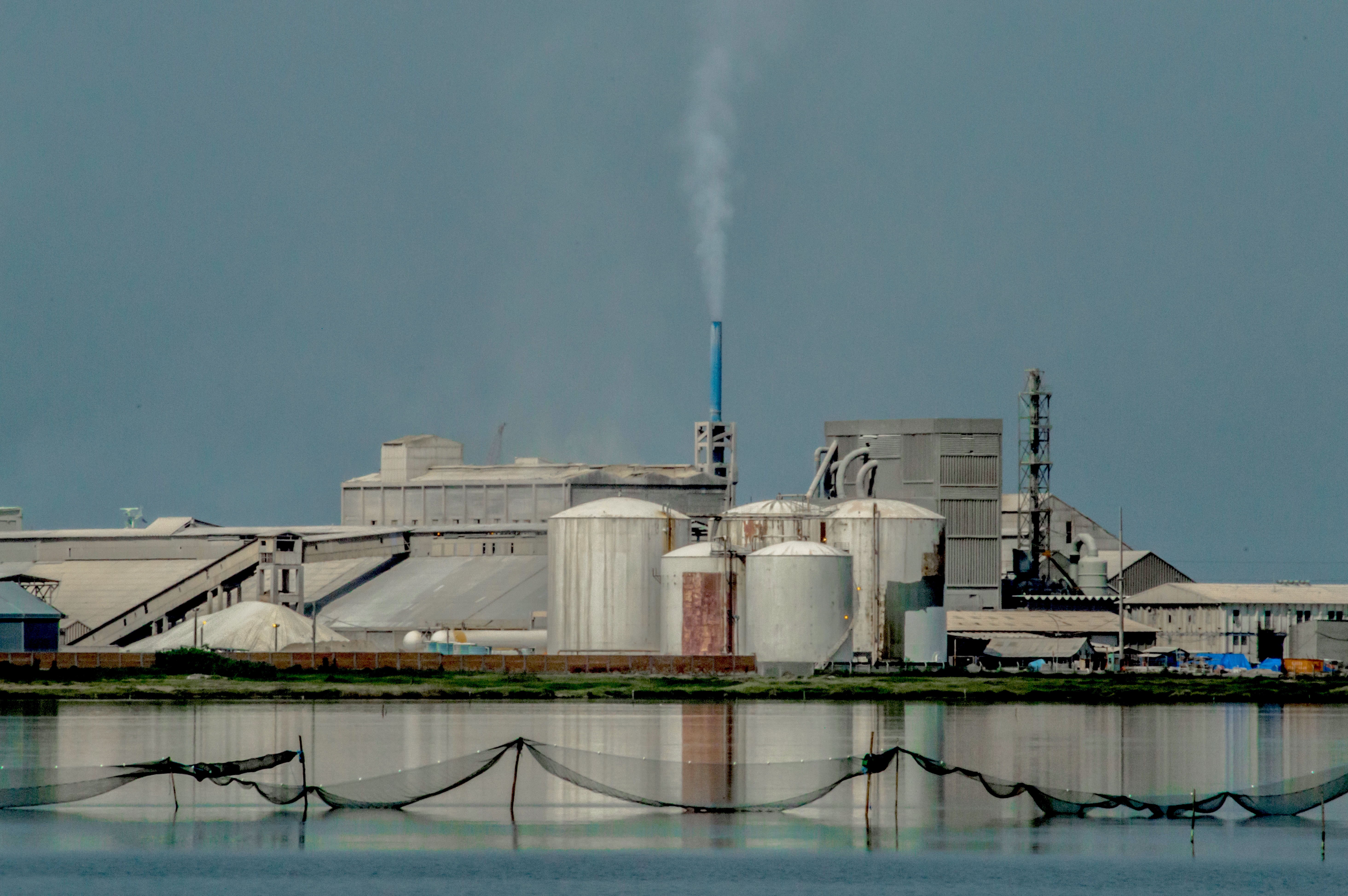 Fábrica de adubos e fertilizantes em operação industrial