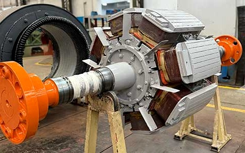 Motor elétrico industrial montado em bancada de manutenção