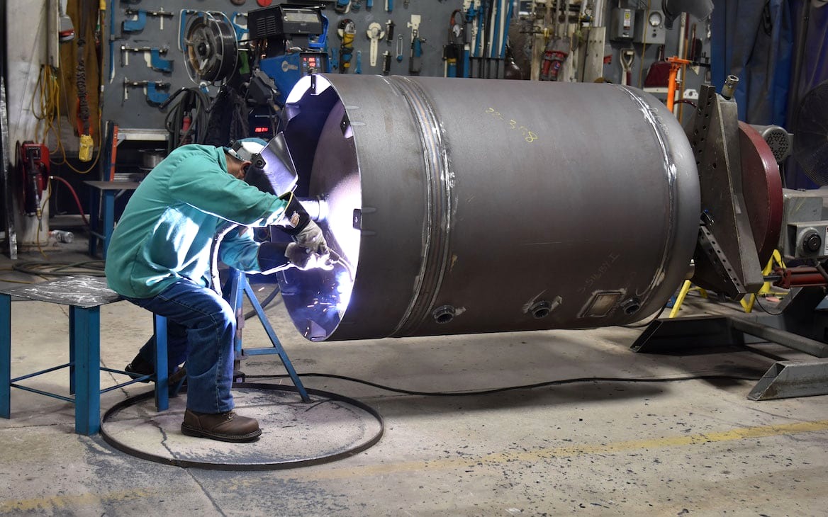 Trabalho de soldagem em um equipamento de caldeiraria industrial