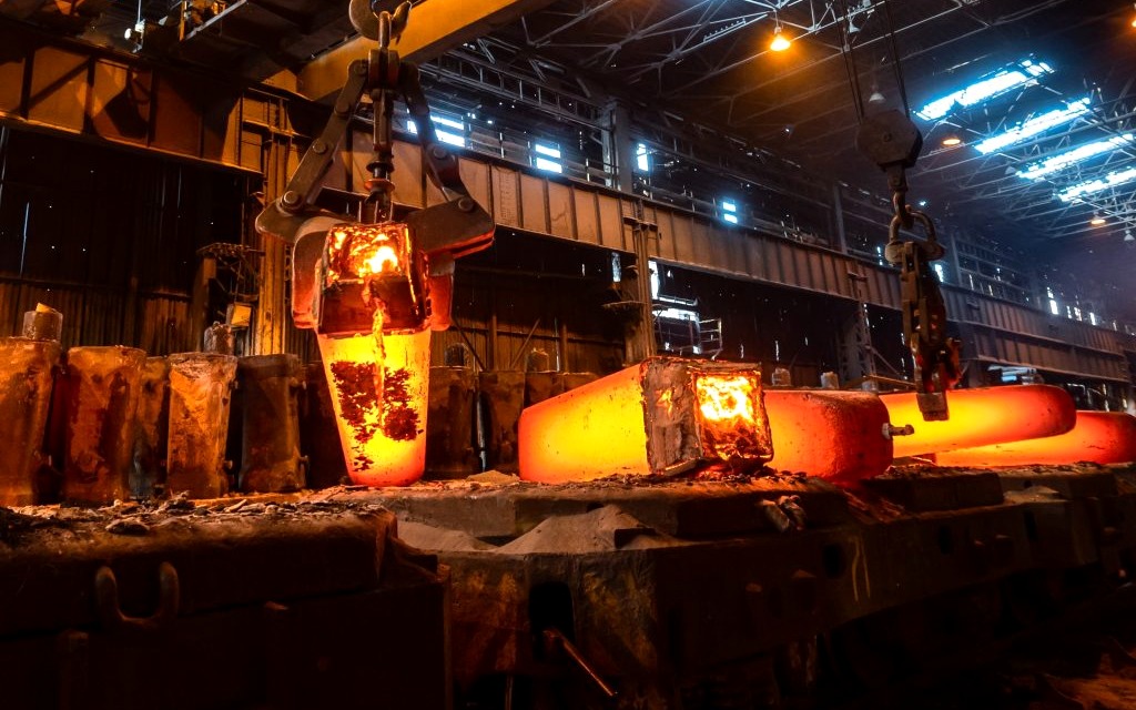 Peças metálicas aquecidas em processo de forjamento industrial