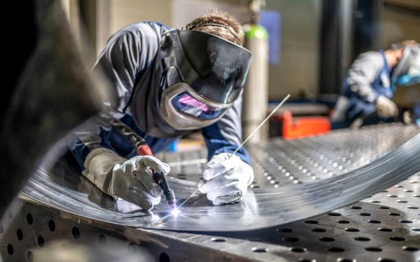 Soldagem de uma peça metálica industrial