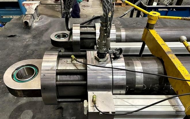 Cilindro hidráulico industrial e seus componentes mecânicos