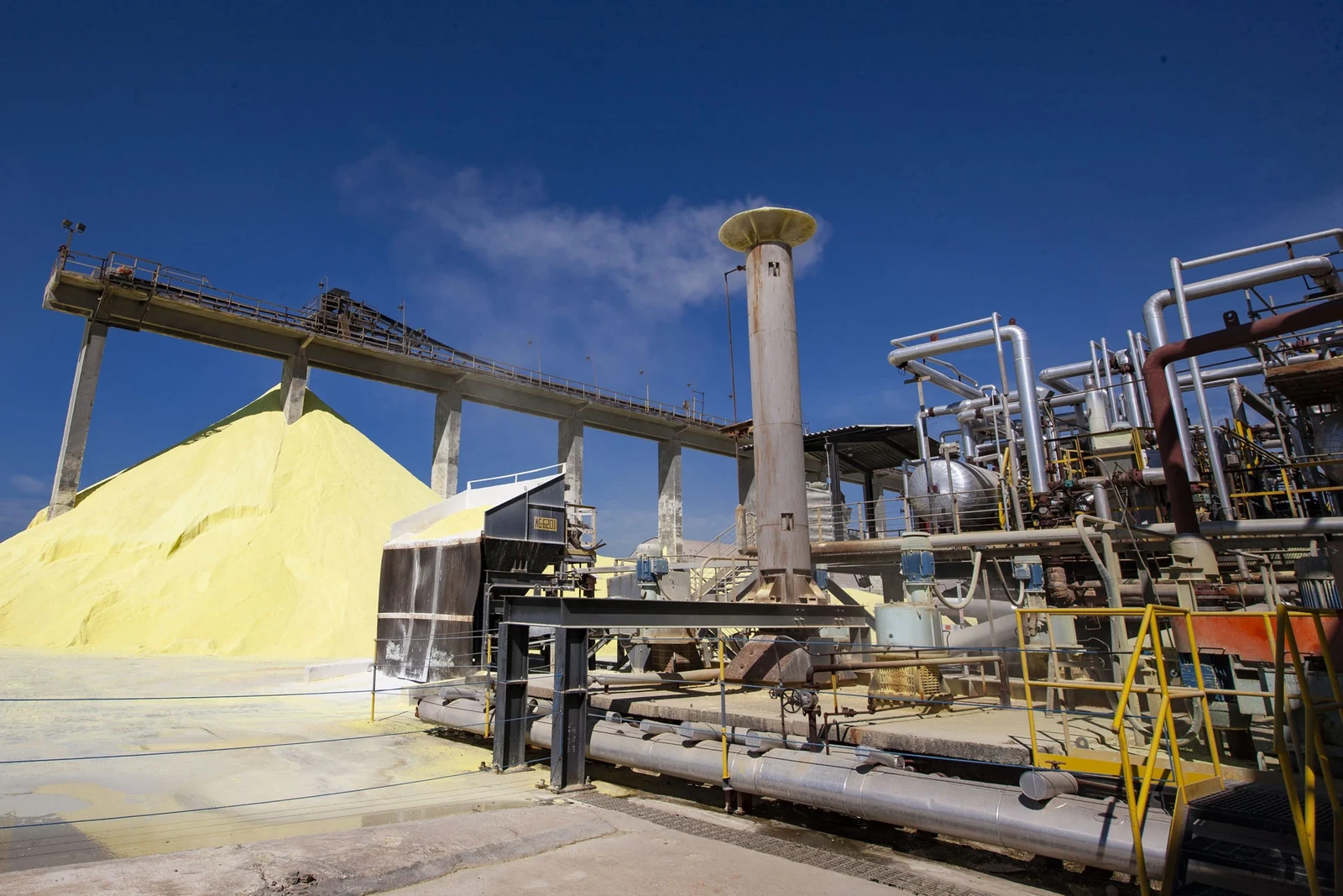 Instalação industrial com transportador, tubulações e armazenamento de matéria-prima para fertilizantes
