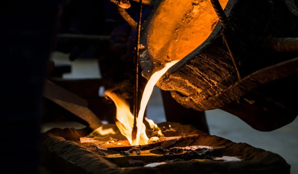 Vazamento de metal líquido no processo de fundição