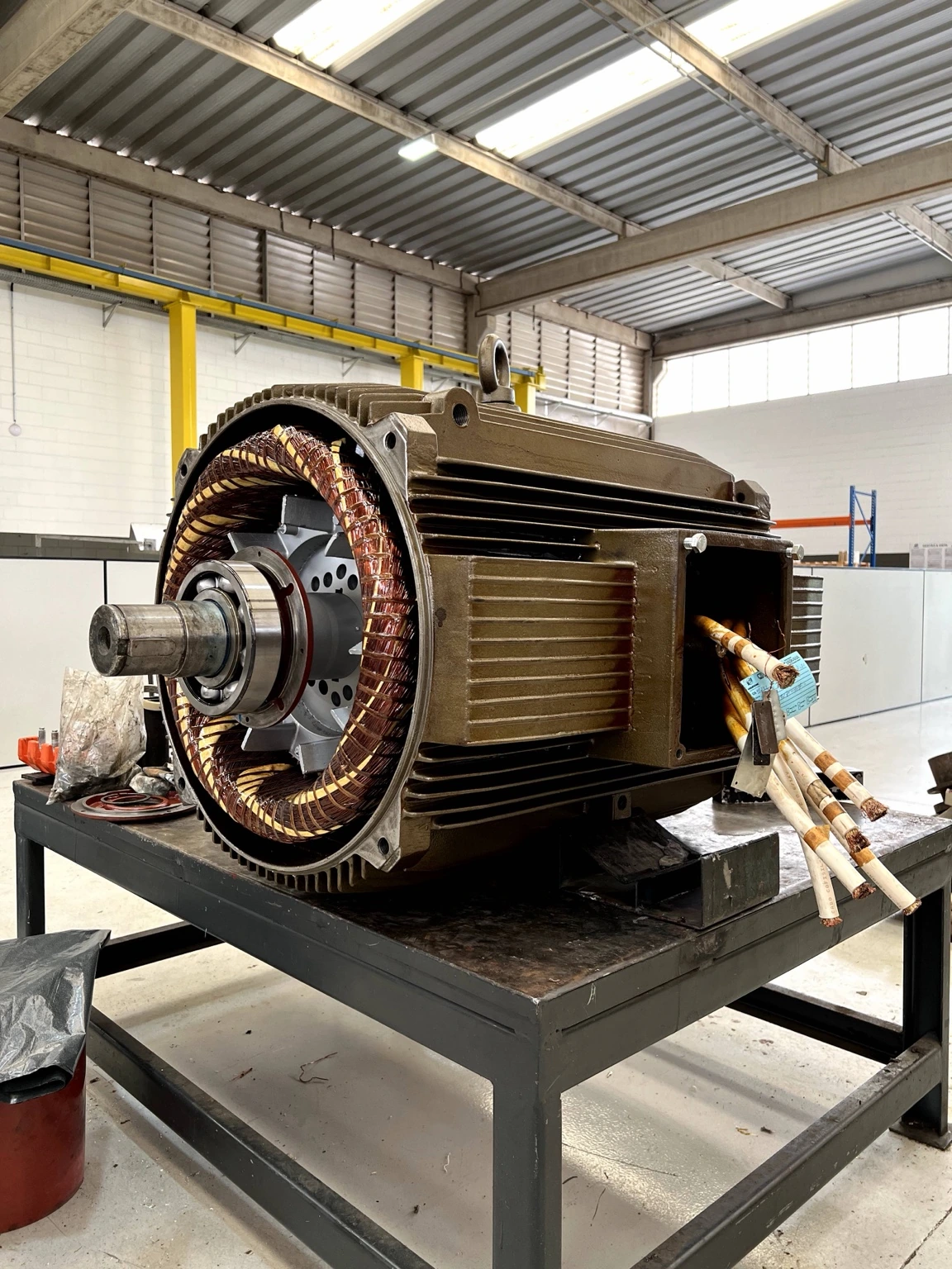 Motor industrial em manutenção, com o estator e os enrolamentos visíveis